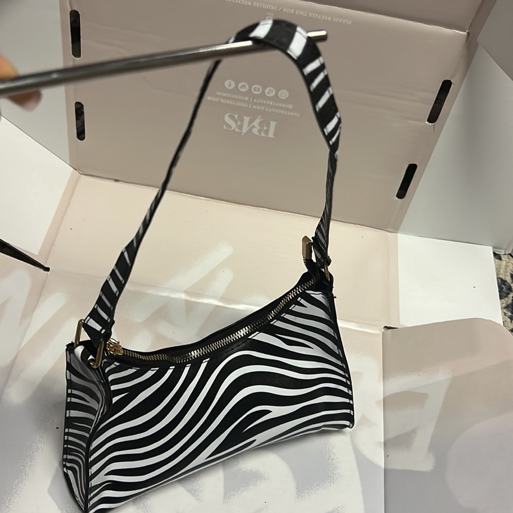 Zebra pattern shoulder bad - Picture 3 of 4